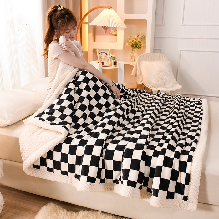 91家纺网 家纺一手货源 找家纺 印季家纺 2025新款三层夹棉印花牛奶绒毛毯毯子 棋盘格-黑-贝贝绒