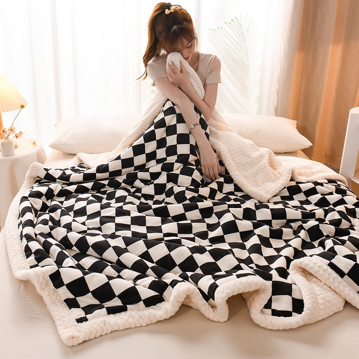 91家纺网 家纺一手货源 找家纺 印季家纺 2025新款三层夹棉印花牛奶绒毛毯毯子 棋盘格-黑-贝贝绒
