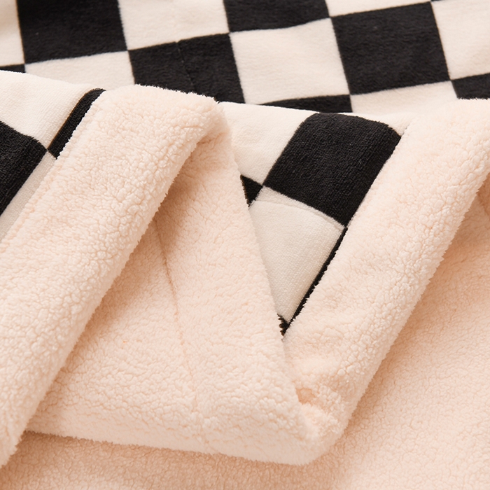 91家纺网 家纺一手货源 找家纺 印季家纺 2025新款三层夹棉印花牛奶绒毛毯毯子 棋盘格-黑-羊羔绒