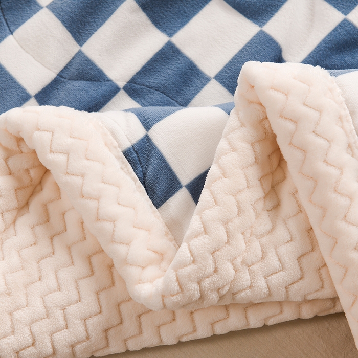 91家纺网 家纺一手货源 找家纺 印季家纺 2025新款三层夹棉印花牛奶绒毛毯毯子 棋盘格-蓝-贝贝绒（白）