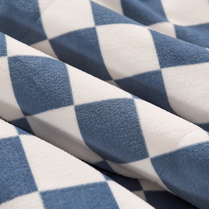 91家纺网 家纺一手货源 找家纺 印季家纺 2025新款三层夹棉印花牛奶绒毛毯毯子 棋盘格-蓝-贝贝绒（白）
