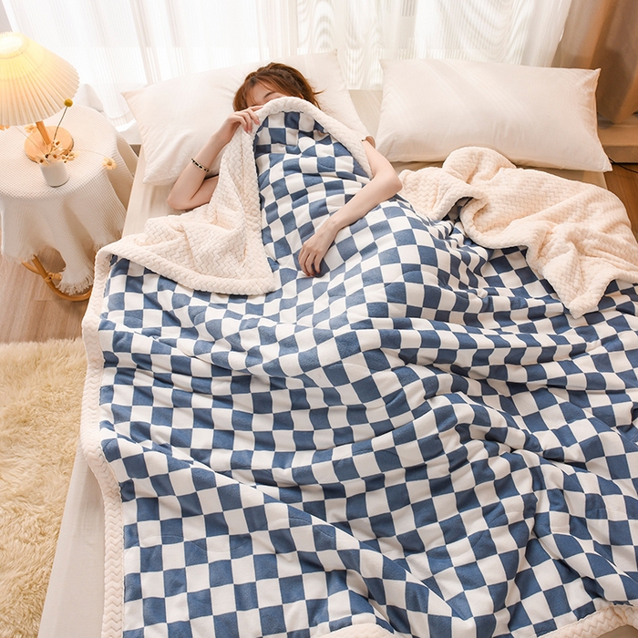 91家纺网 家纺一手货源 找家纺 印季家纺 2025新款三层夹棉印花牛奶绒毛毯毯子 棋盘格-蓝-贝贝绒（白）