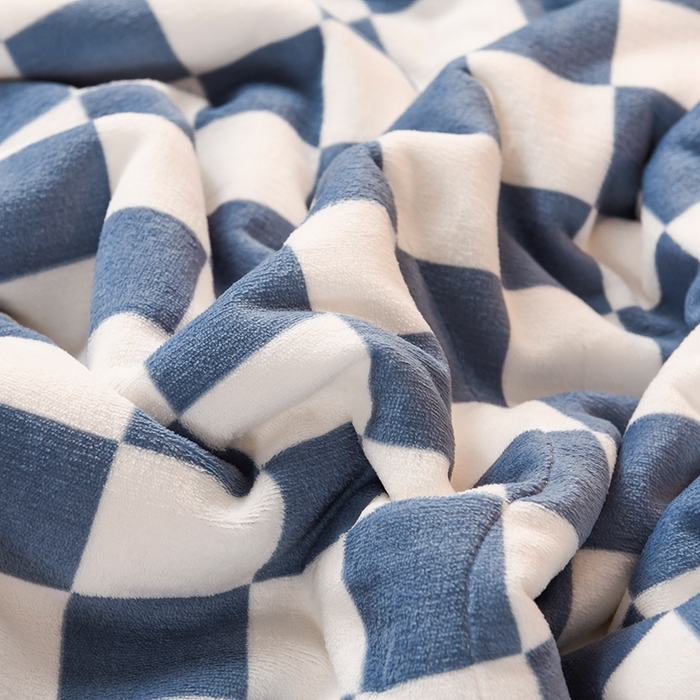 91家纺网 家纺一手货源 找家纺 印季家纺 2025新款三层夹棉印花牛奶绒毛毯毯子 棋盘格-蓝-贝贝绒（灰）
