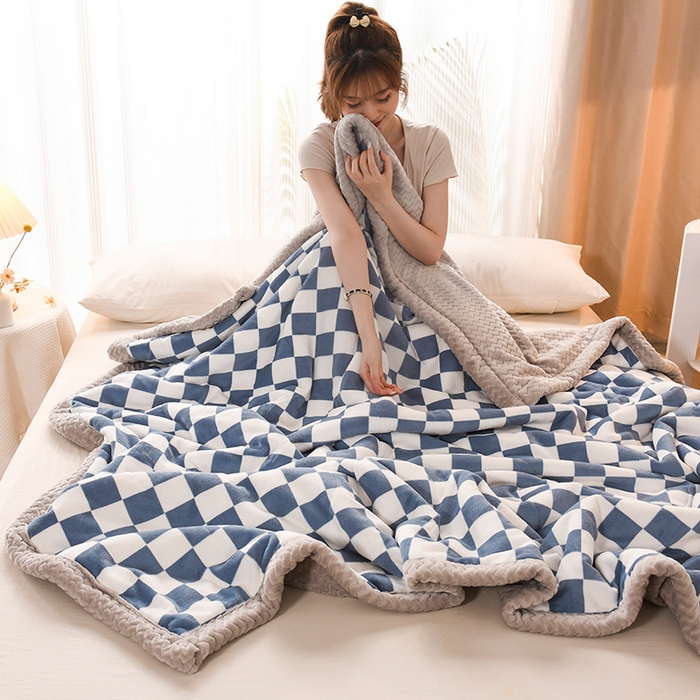 91家纺网 家纺一手货源 找家纺 印季家纺 2025新款三层夹棉印花牛奶绒毛毯毯子 棋盘格-蓝-贝贝绒（灰）