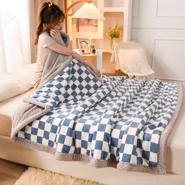 91家纺网 家纺一手货源 找家纺 印季家纺 2025新款三层夹棉印花牛奶绒毛毯毯子 棋盘格-蓝-贝贝绒（灰）