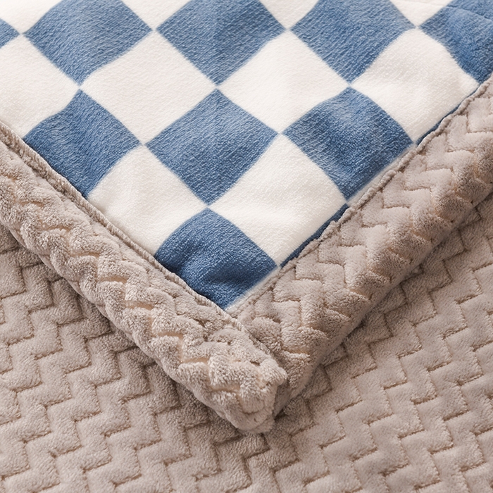 91家纺网 家纺一手货源 找家纺 印季家纺 2025新款三层夹棉印花牛奶绒毛毯毯子 棋盘格-蓝-贝贝绒（灰）