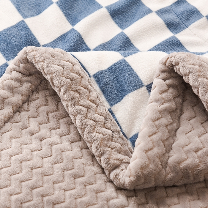 91家纺网 家纺一手货源 找家纺 印季家纺 2025新款三层夹棉印花牛奶绒毛毯毯子 棋盘格-蓝-贝贝绒（灰）