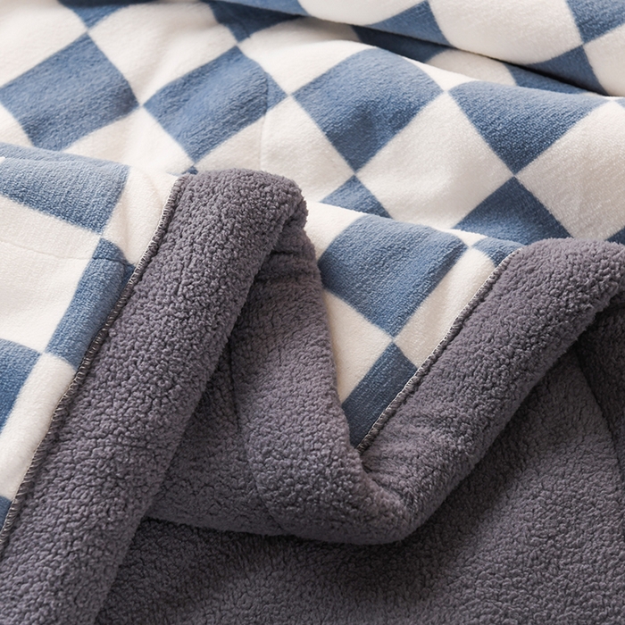 91家纺网 家纺一手货源 找家纺 印季家纺 2025新款三层夹棉印花牛奶绒毛毯毯子 棋盘格-蓝-羊羔绒（灰）