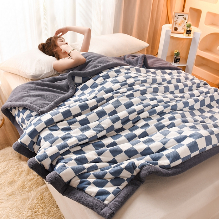 91家纺网 家纺一手货源 找家纺 印季家纺 2025新款三层夹棉印花牛奶绒毛毯毯子 棋盘格-蓝-羊羔绒（灰）