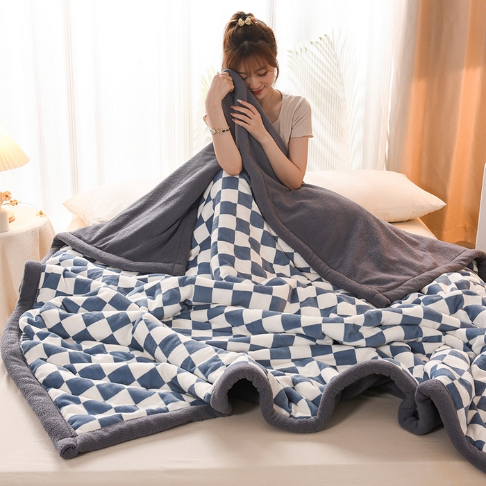 91家纺网 家纺一手货源 找家纺 印季家纺 2025新款三层夹棉印花牛奶绒毛毯毯子 棋盘格-蓝-羊羔绒（灰）