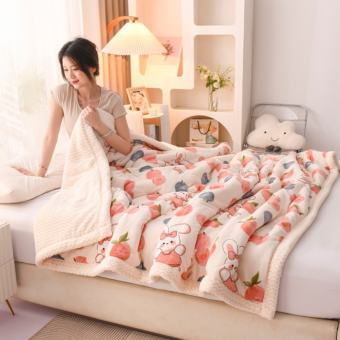 91家纺网 家纺一手货源 找家纺 印季家纺 2025新款三层夹棉印花牛奶绒毛毯毯子 桃桃兔