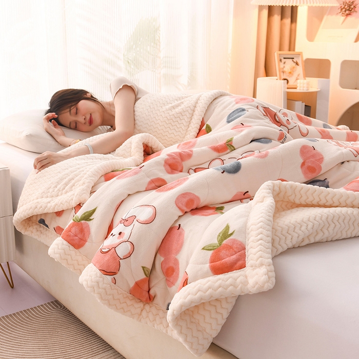 91家纺网 家纺一手货源 找家纺 印季家纺 2025新款三层夹棉印花牛奶绒毛毯毯子 桃桃兔