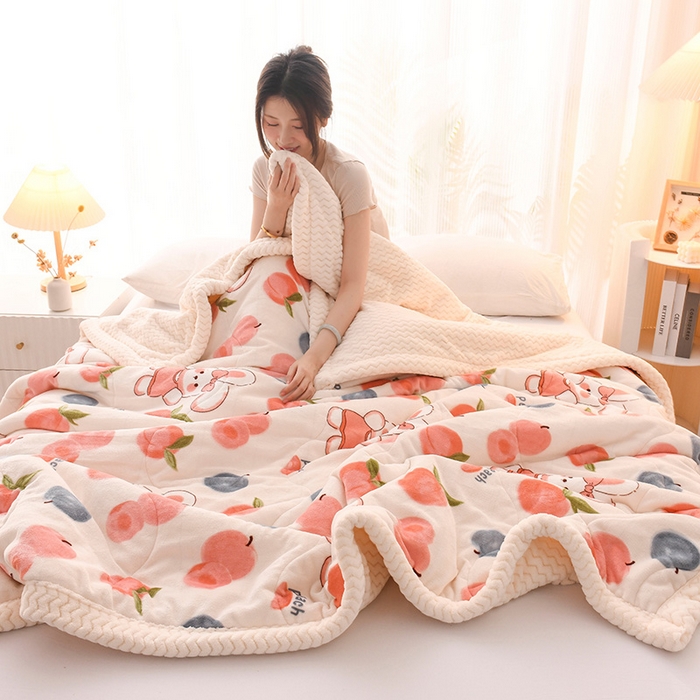 91家纺网 家纺一手货源 找家纺 印季家纺 2025新款三层夹棉印花牛奶绒毛毯毯子 桃桃兔