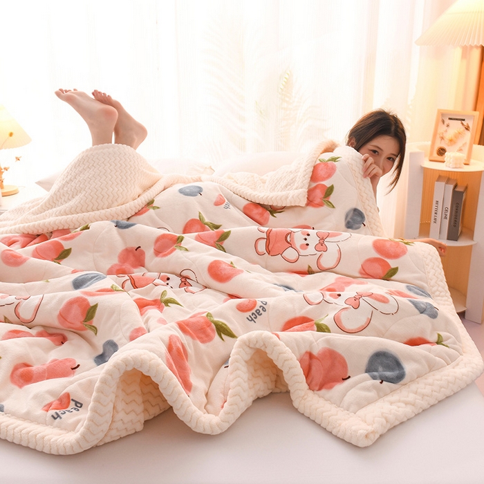 91家纺网 家纺一手货源 找家纺 印季家纺 2025新款三层夹棉印花牛奶绒毛毯毯子 桃桃兔