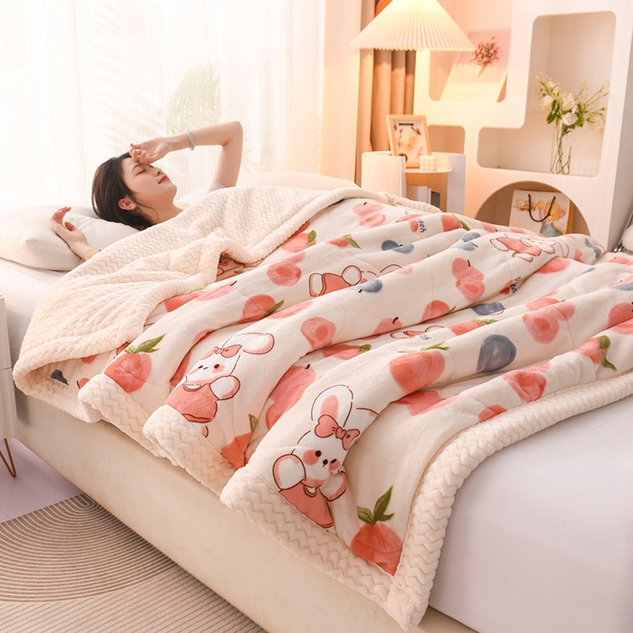 91家纺网 家纺一手货源 找家纺 印季家纺 2025新款三层夹棉印花牛奶绒毛毯毯子 桃桃兔