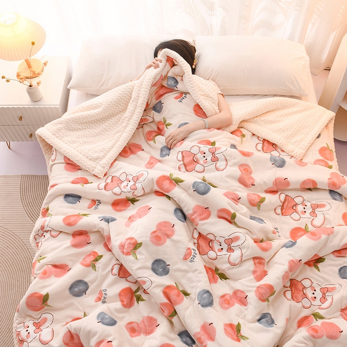 91家纺网 家纺一手货源 找家纺 印季家纺 2025新款三层夹棉印花牛奶绒毛毯毯子 桃桃兔