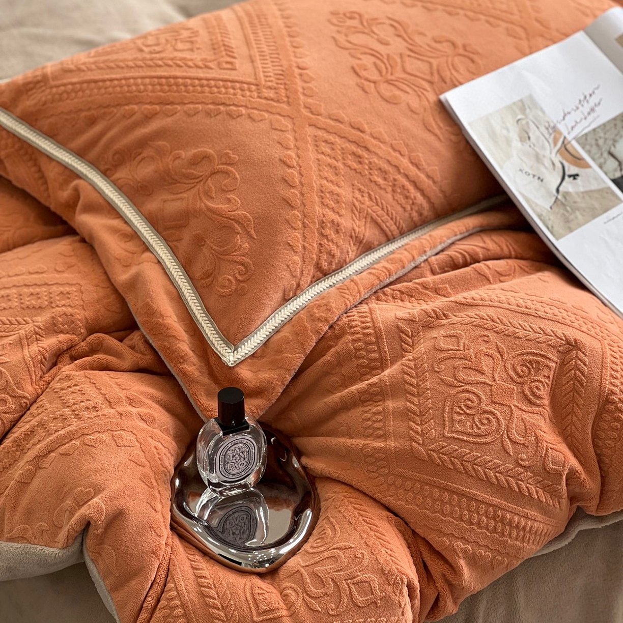 91家纺网 家纺一手货源 找家纺 （总）纯优家纺 2025新款秋冬抖音直播爆款230g牛奶绒雕花四件套-悦薇