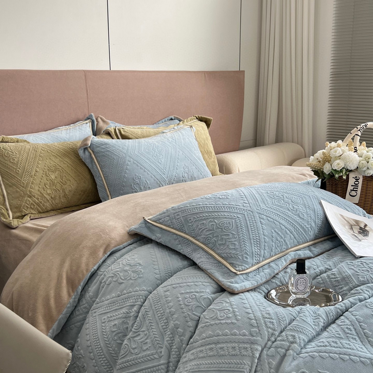 91家纺网 家纺一手货源 找家纺 纯优家纺 2025新款秋冬抖音直播爆款230g牛奶绒雕花四件套-悦薇 悦薇-蓝