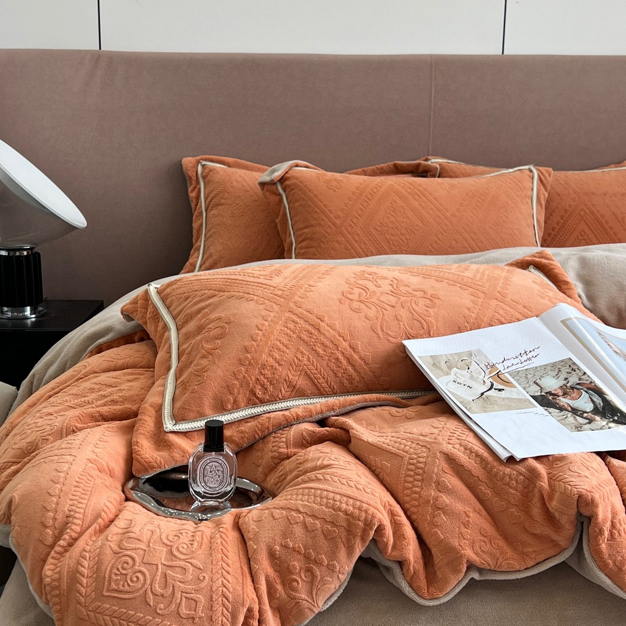 91家纺网 家纺一手货源 找家纺 纯优家纺 2025新款秋冬抖音直播爆款230g牛奶绒雕花四件套-悦薇 悦薇-橘