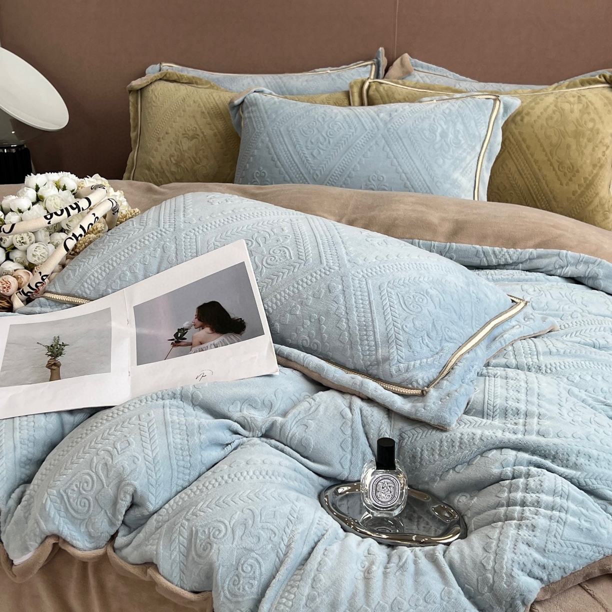 91家纺网 家纺一手货源 找家纺 纯优家纺 2025新款秋冬抖音直播爆款230g牛奶绒雕花四件套-悦薇 悦薇-蓝