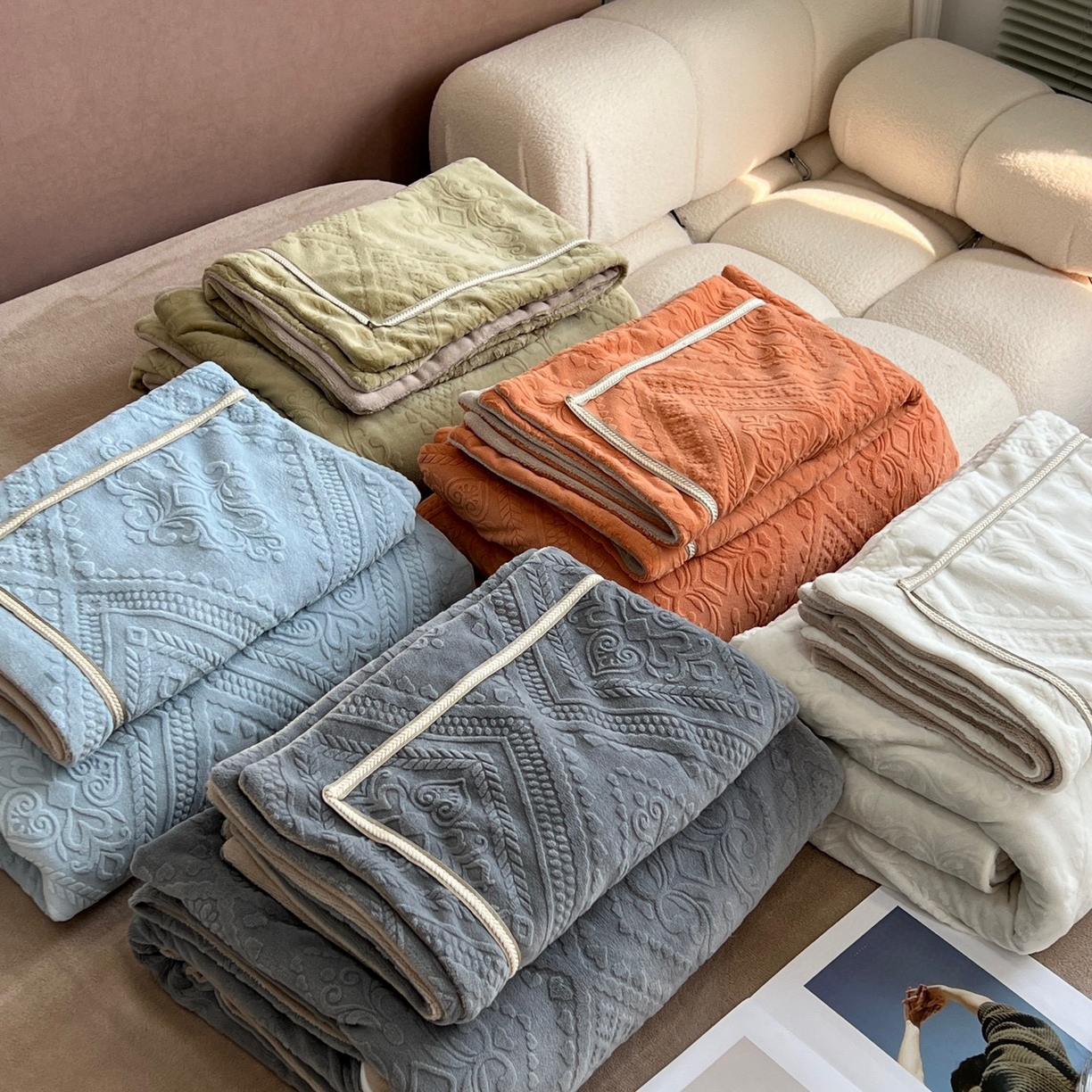 91家纺网 家纺一手货源 找家纺 纯优家纺 2025新款秋冬抖音直播爆款230g牛奶绒雕花四件套-悦薇 悦薇-蓝