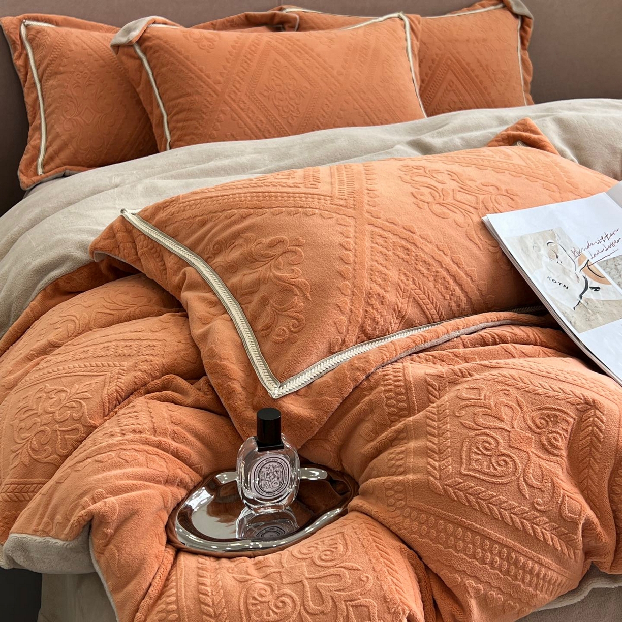 91家纺网 家纺一手货源 找家纺 纯优家纺 2025新款秋冬抖音直播爆款230g牛奶绒雕花四件套-悦薇 悦薇-橘