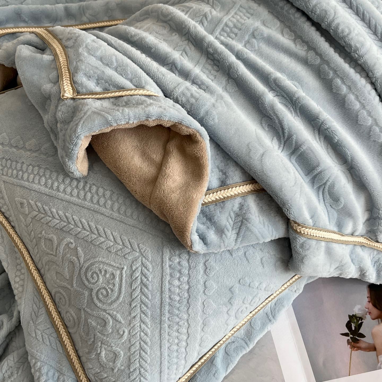 91家纺网 家纺一手货源 找家纺 纯优家纺 2025新款秋冬抖音直播爆款230g牛奶绒雕花四件套-悦薇 悦薇-蓝