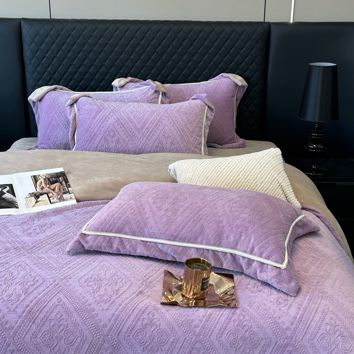 91家纺网 家纺一手货源 找家纺 纯优家纺 2025新款秋冬抖音直播爆款230g牛奶绒雕花四件套-悦薇 悦薇-紫色