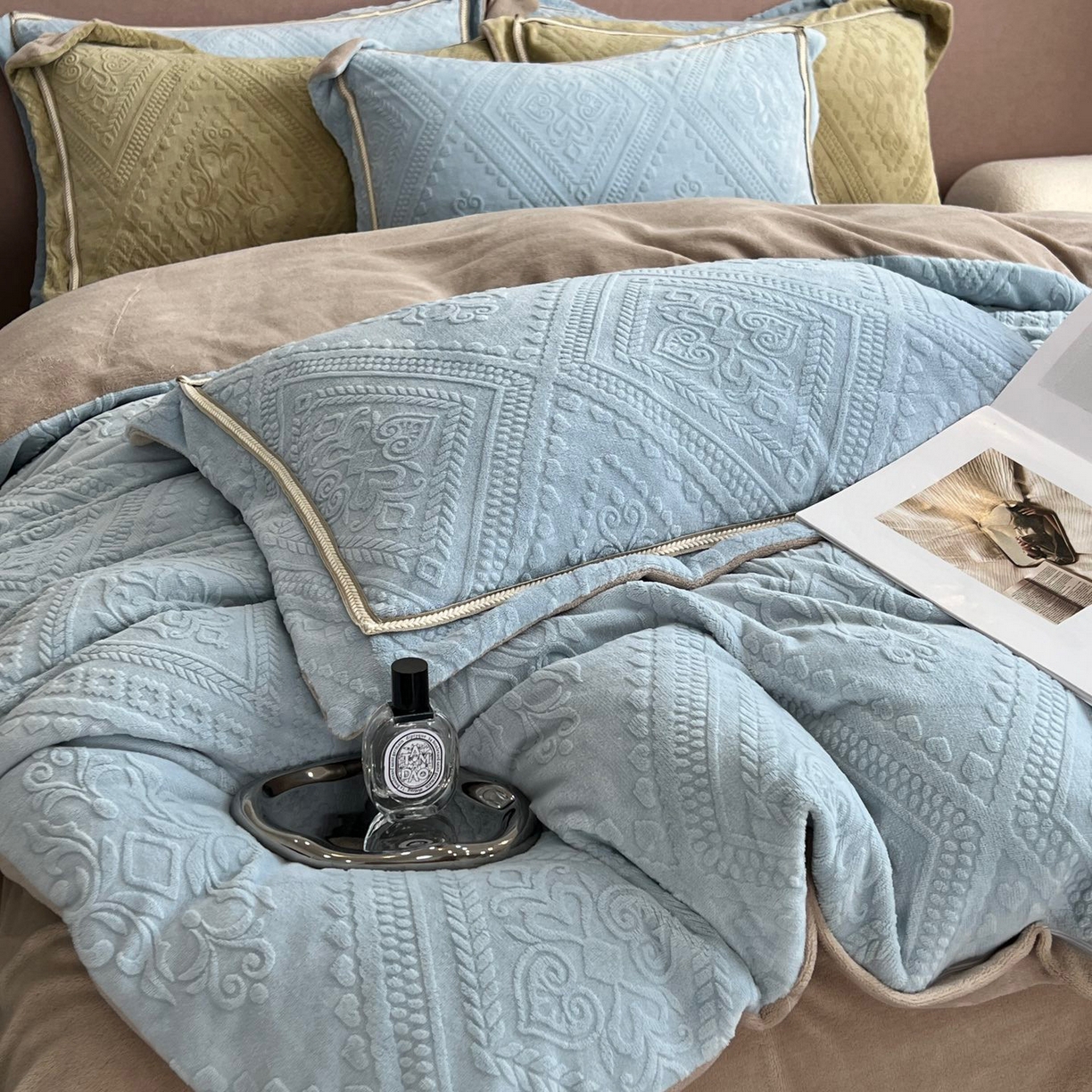 91家纺网 家纺一手货源 找家纺 纯优家纺 2025新款秋冬抖音直播爆款230g牛奶绒雕花四件套-悦薇 悦薇-蓝