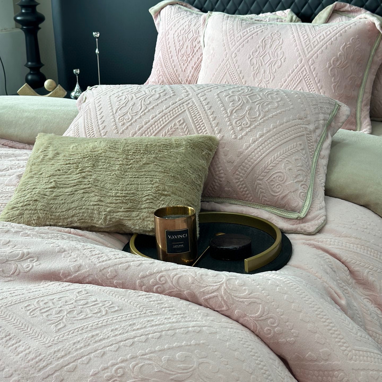 91家纺网 家纺一手货源 找家纺 纯优家纺 2025新款秋冬抖音直播爆款230g牛奶绒雕花四件套-悦薇 悦薇-粉