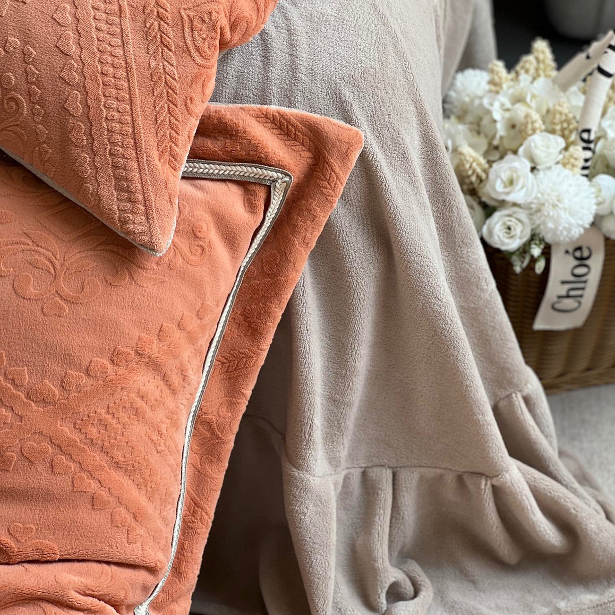 91家纺网 家纺一手货源 找家纺 纯优家纺 2025新款秋冬抖音直播爆款230g牛奶绒雕花四件套-悦薇 悦薇-橘