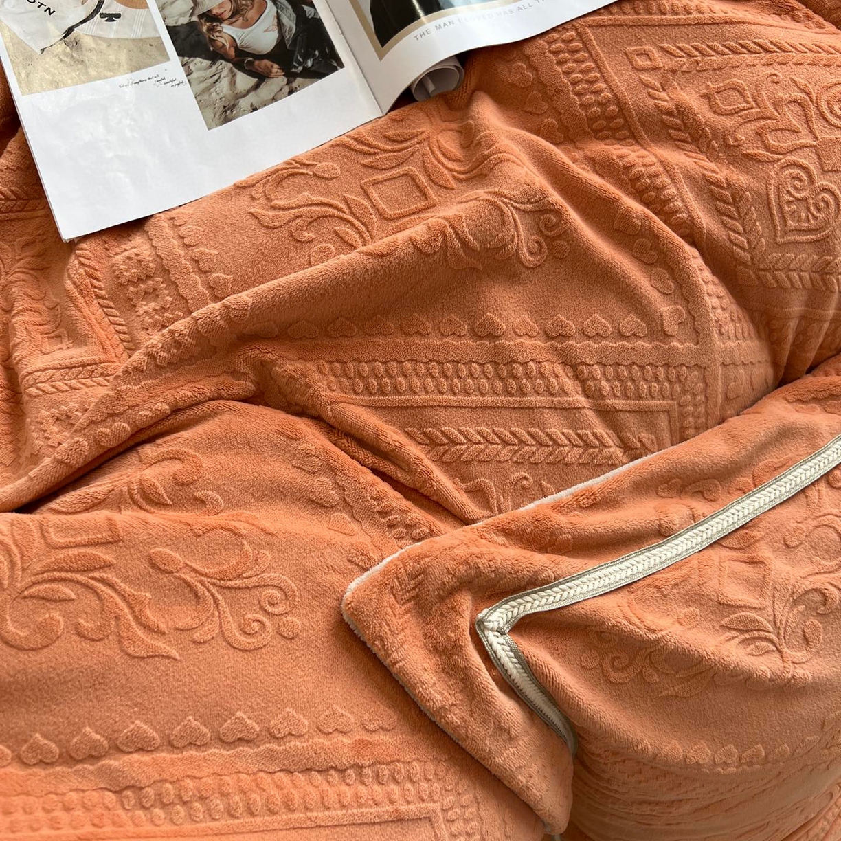 91家纺网 家纺一手货源 找家纺 纯优家纺 2025新款秋冬抖音直播爆款230g牛奶绒雕花四件套-悦薇 悦薇-橘