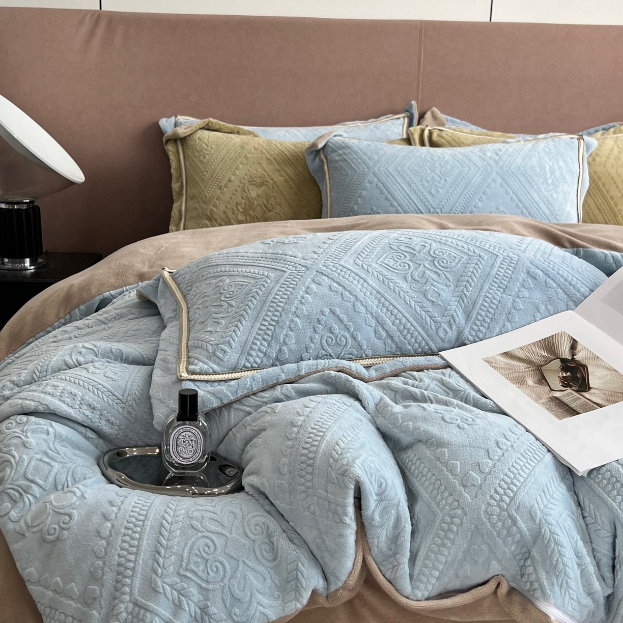 91家纺网 家纺一手货源 找家纺 纯优家纺 2025新款秋冬抖音直播爆款230g牛奶绒雕花四件套-悦薇 悦薇-蓝