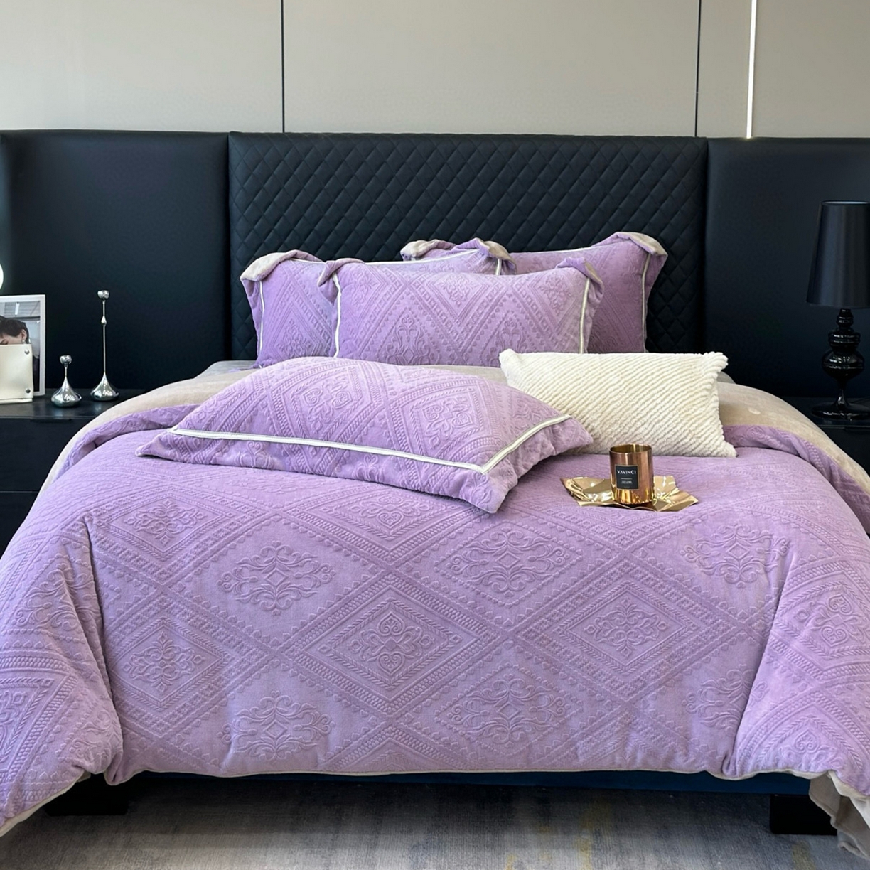 91家纺网 家纺一手货源 找家纺 纯优家纺 2025新款秋冬抖音直播爆款230g牛奶绒雕花四件套-悦薇 悦薇-紫色
