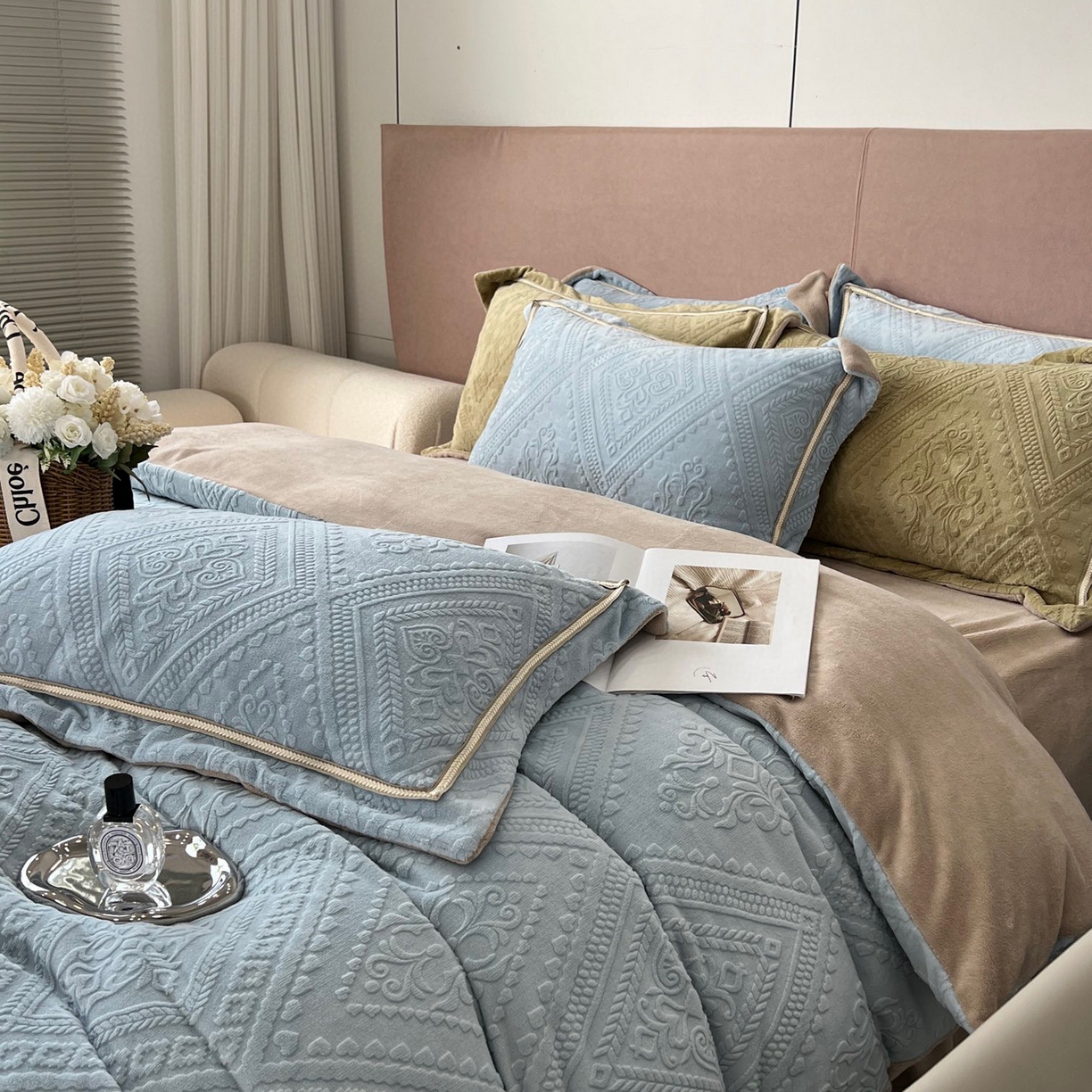 91家纺网 家纺一手货源 找家纺 纯优家纺 2025新款秋冬抖音直播爆款230g牛奶绒雕花四件套-悦薇 悦薇-蓝