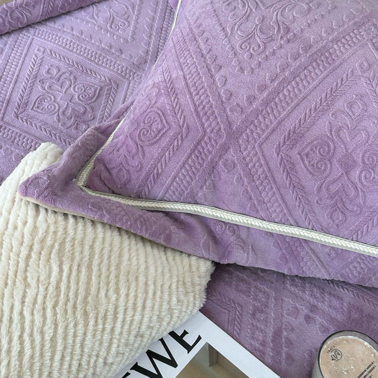 91家纺网 家纺一手货源 找家纺 纯优家纺 2025新款秋冬抖音直播爆款230g牛奶绒雕花四件套-悦薇 悦薇-紫色