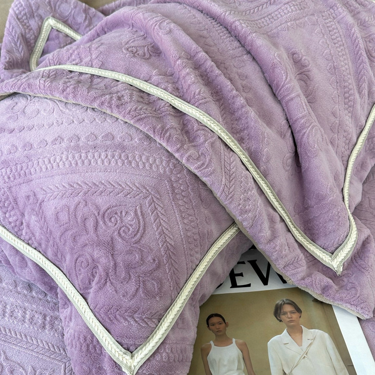 91家纺网 家纺一手货源 找家纺 纯优家纺 2025新款秋冬抖音直播爆款230g牛奶绒雕花四件套-悦薇 悦薇-紫色