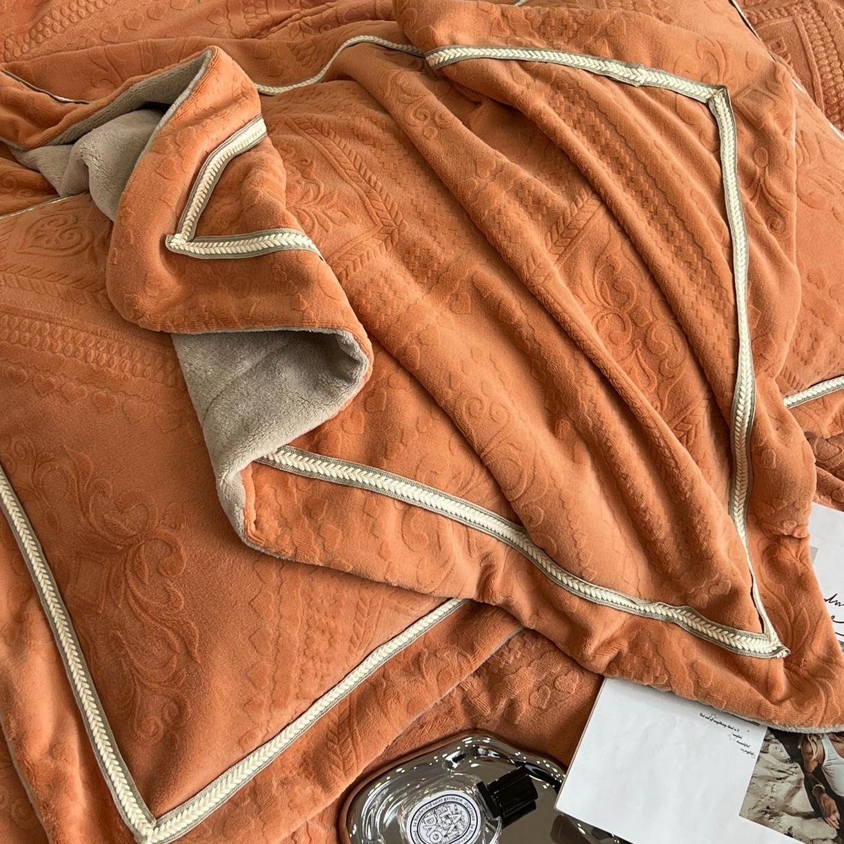 91家纺网 家纺一手货源 找家纺 纯优家纺 2025新款秋冬抖音直播爆款230g牛奶绒雕花四件套-悦薇 悦薇-橘