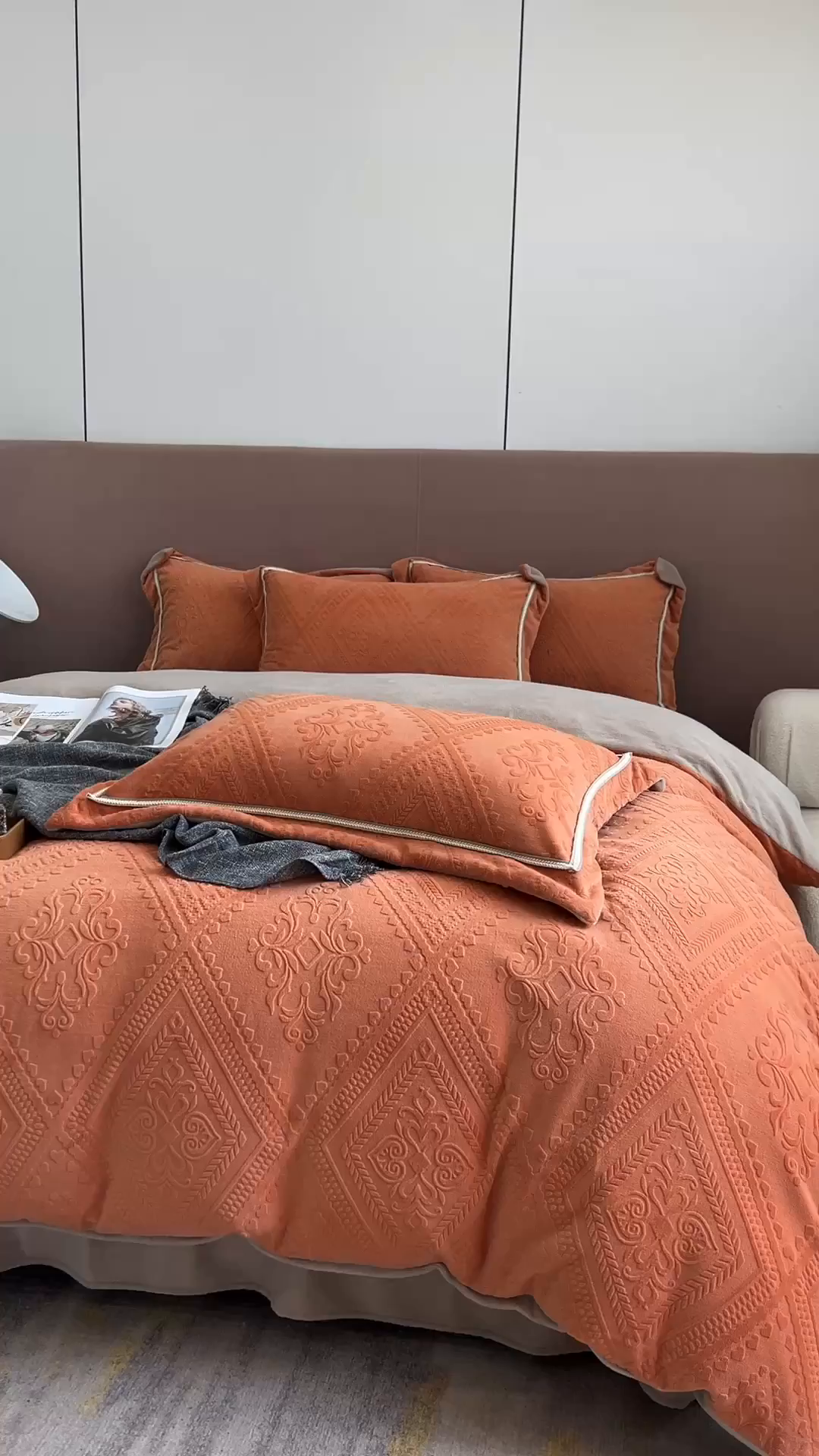 91家纺网 家纺一手货源 找家纺 纯优家纺 2025新款秋冬抖音直播爆款230g牛奶绒雕花四件套-悦薇 悦薇-橘