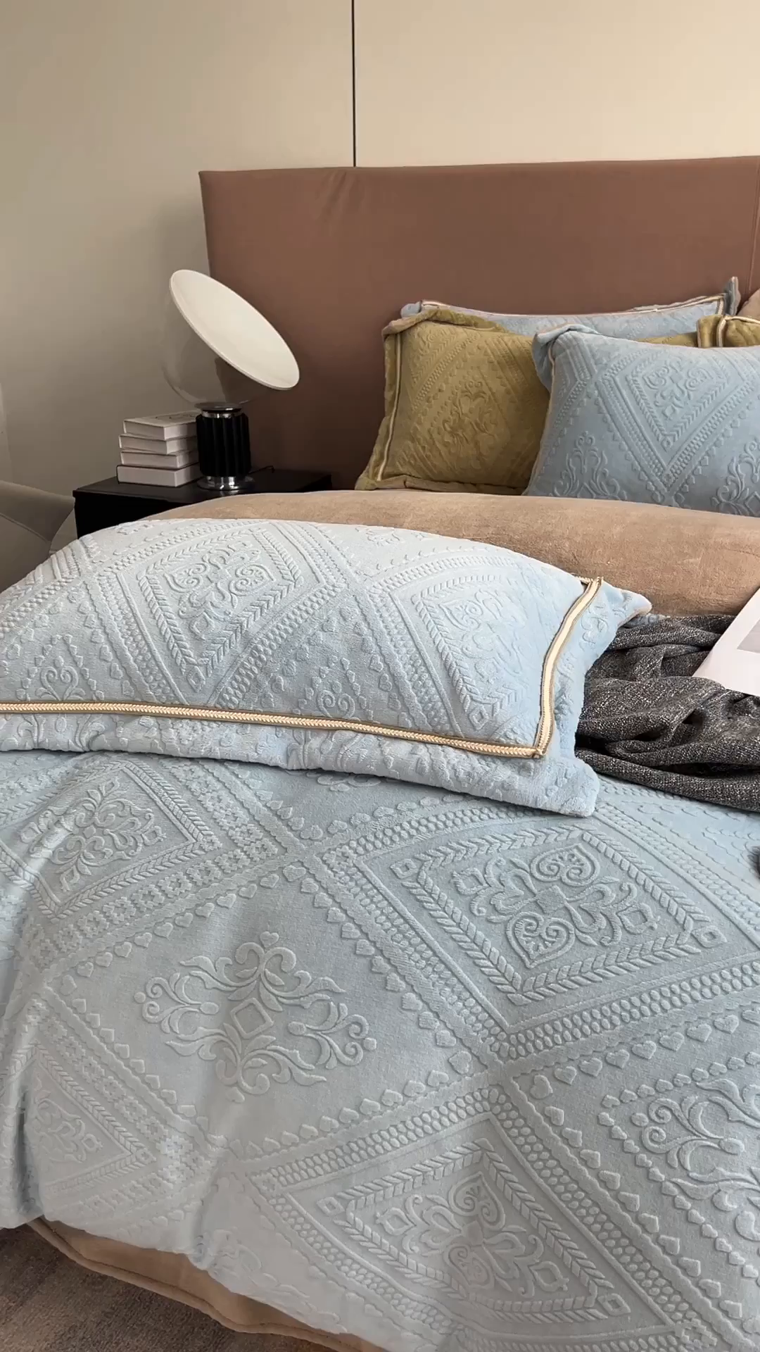 91家纺网 家纺一手货源 找家纺 纯优家纺 2025新款秋冬抖音直播爆款230g牛奶绒雕花四件套-悦薇 悦薇-蓝