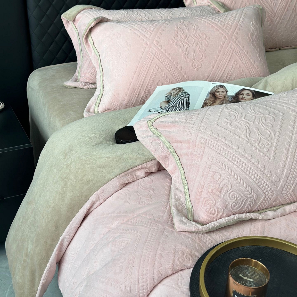 91家纺网 家纺一手货源 找家纺 纯优家纺 2025新款秋冬抖音直播爆款230g牛奶绒雕花四件套-悦薇 悦薇-粉