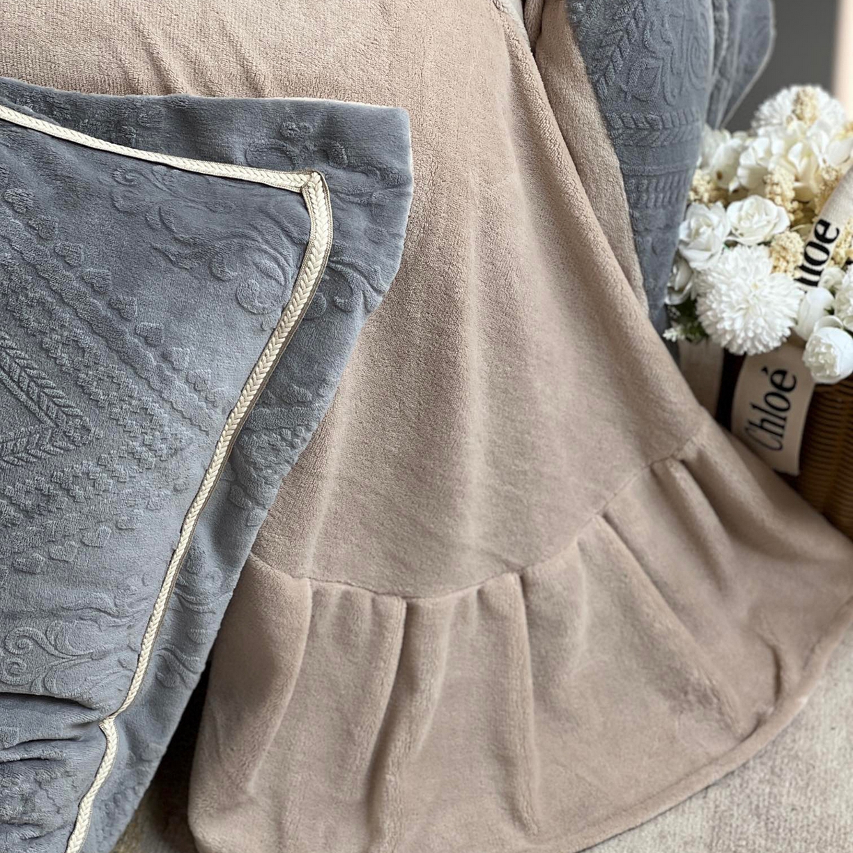 91家纺网 家纺一手货源 找家纺 纯优家纺 2025新款秋冬抖音直播爆款230g牛奶绒雕花四件套-悦薇 悦薇-灰