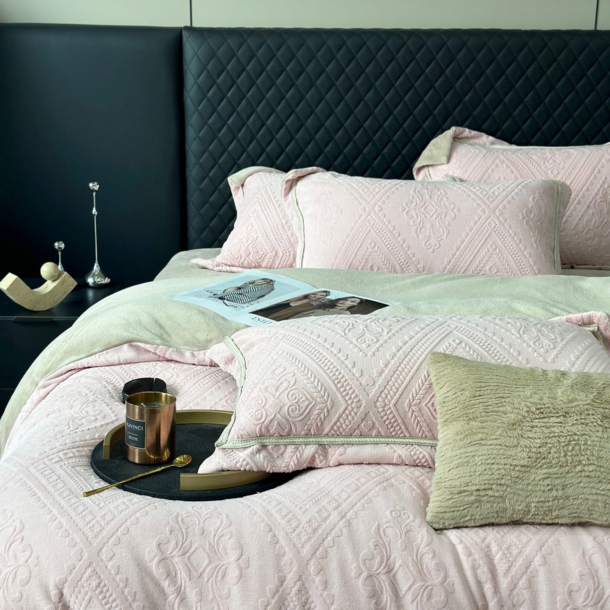 91家纺网 家纺一手货源 找家纺 纯优家纺 2025新款秋冬抖音直播爆款230g牛奶绒雕花四件套-悦薇 悦薇-粉