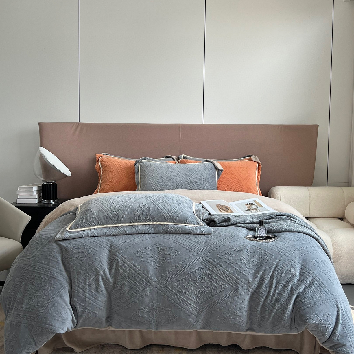 91家纺网 家纺一手货源 找家纺 纯优家纺 2025新款秋冬抖音直播爆款230g牛奶绒雕花四件套-悦薇 悦薇-灰