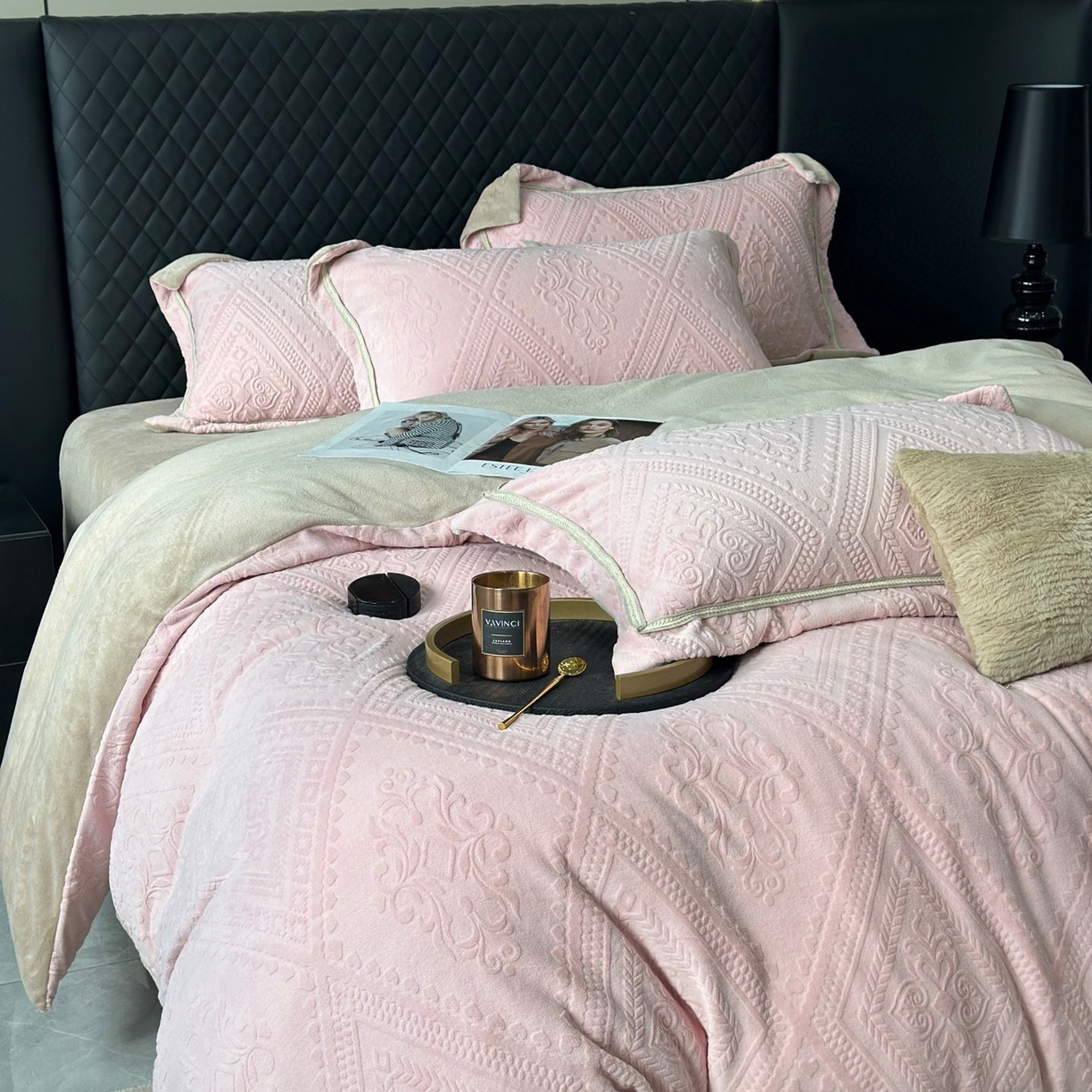 91家纺网 家纺一手货源 找家纺 纯优家纺 2025新款秋冬抖音直播爆款230g牛奶绒雕花四件套-悦薇 悦薇-粉