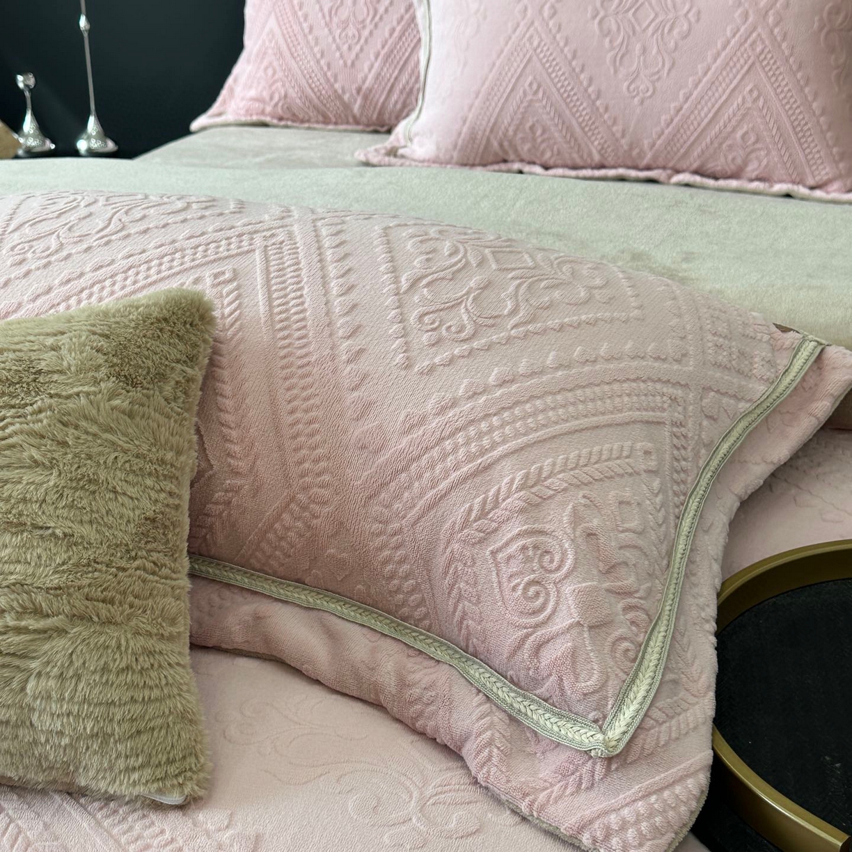 91家纺网 家纺一手货源 找家纺 纯优家纺 2025新款秋冬抖音直播爆款230g牛奶绒雕花四件套-悦薇 悦薇-粉