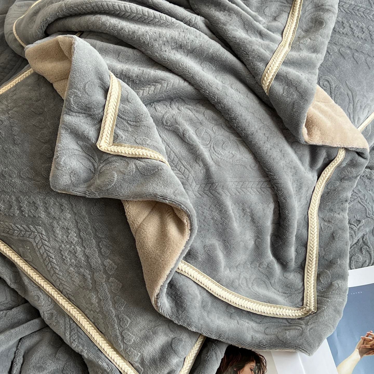 91家纺网 家纺一手货源 找家纺 纯优家纺 2025新款秋冬抖音直播爆款230g牛奶绒雕花四件套-悦薇 悦薇-灰