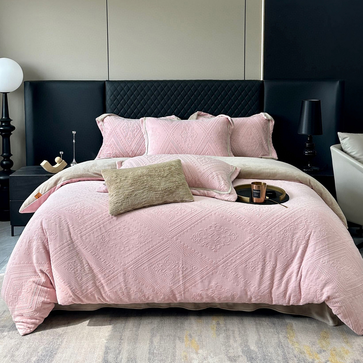 91家纺网 家纺一手货源 找家纺 纯优家纺 2025新款秋冬抖音直播爆款230g牛奶绒雕花四件套-悦薇 悦薇-粉