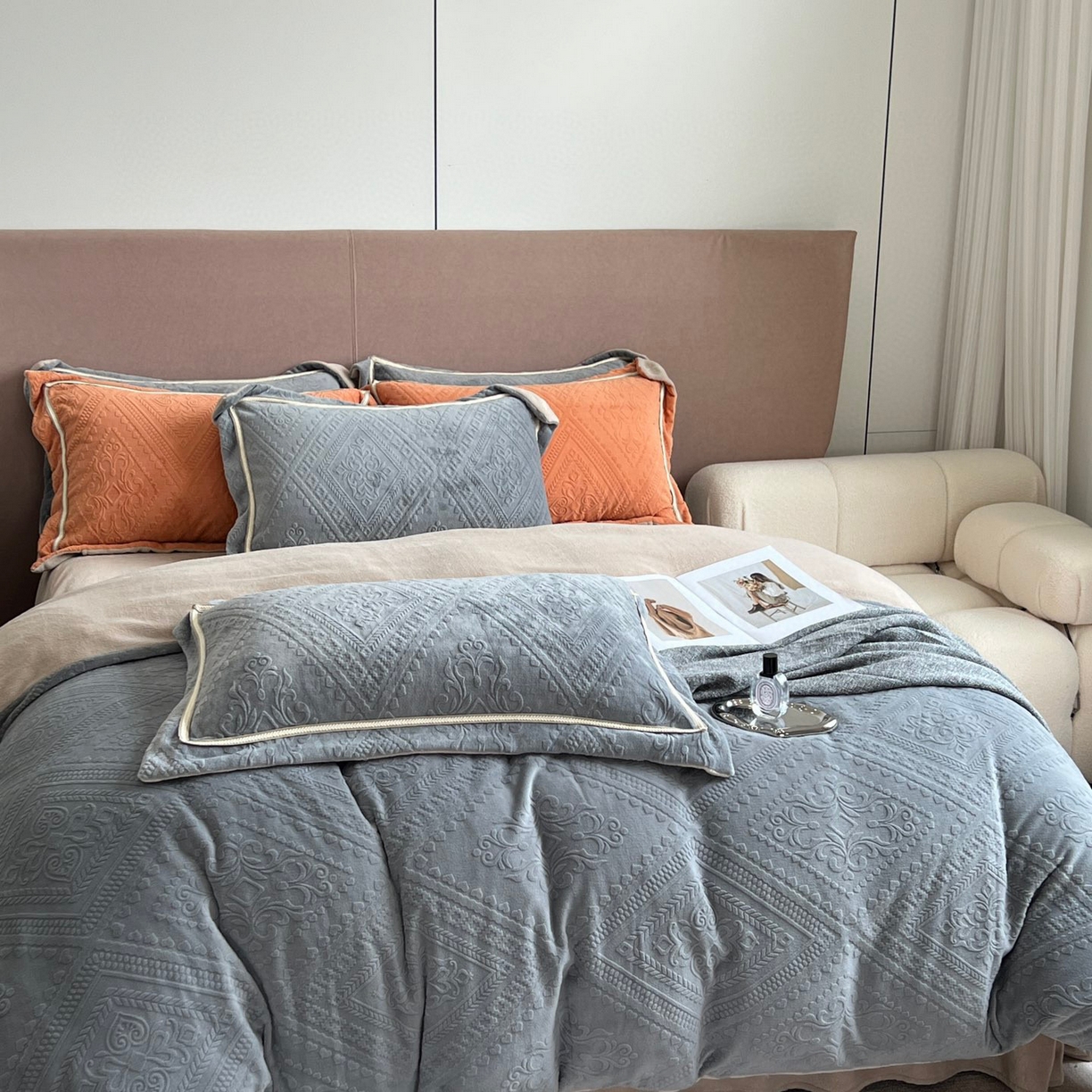 91家纺网 家纺一手货源 找家纺 纯优家纺 2025新款秋冬抖音直播爆款230g牛奶绒雕花四件套-悦薇 悦薇-灰