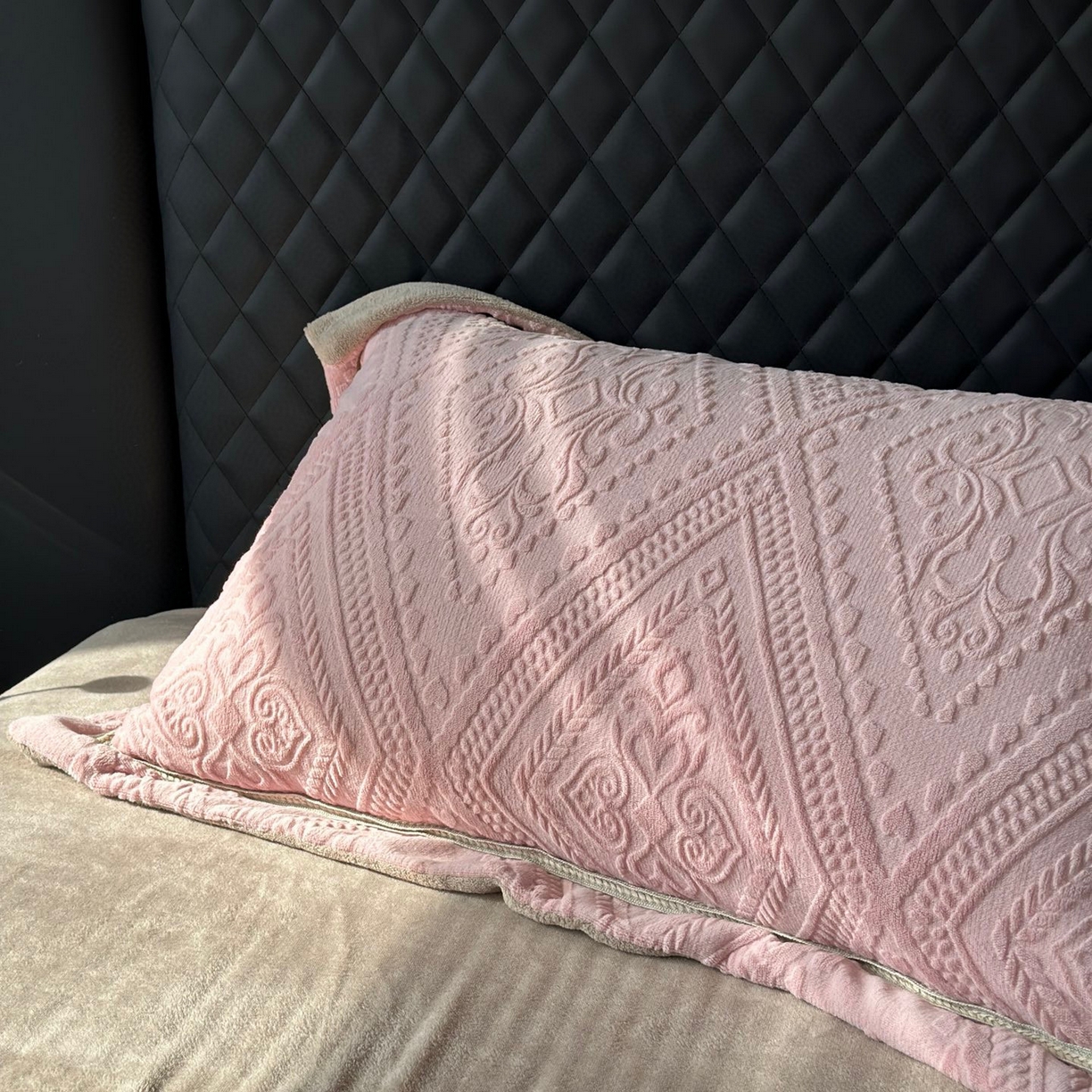 91家纺网 家纺一手货源 找家纺 纯优家纺 2025新款秋冬抖音直播爆款230g牛奶绒雕花四件套-悦薇 悦薇-粉